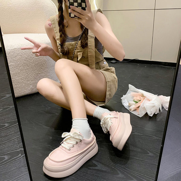 Műbőrből készült női tornacipő letisztult modellje