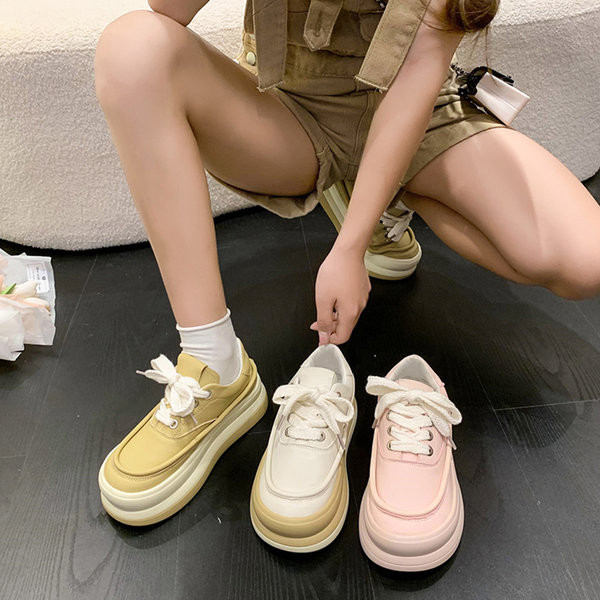 Műbőrből készült női tornacipő letisztult modellje