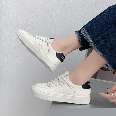 Női alkalmi tornacipő fehér színben