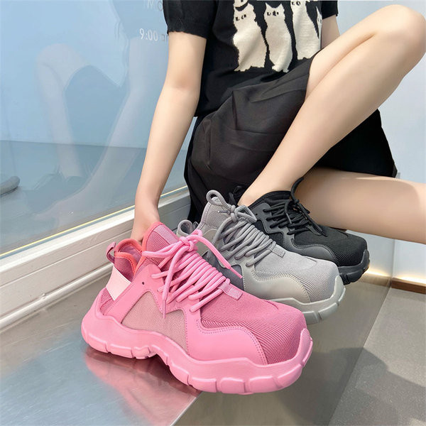 Nauji įvairių spalvų moteriški sportbačiai su orui pralaidžiu tinkleliu