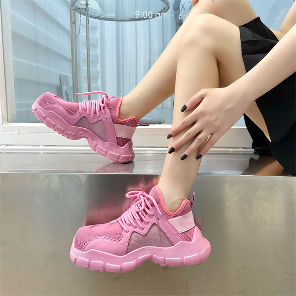 Nauji įvairių spalvų moteriški sportbačiai su orui pralaidžiu tinkleliu