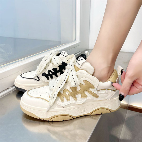 Dviejų spalvų moteriški laisvalaikio sportbačiai su dekoratyviniais elementais