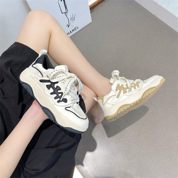 Dviejų spalvų moteriški laisvalaikio sportbačiai su dekoratyviniais elementais