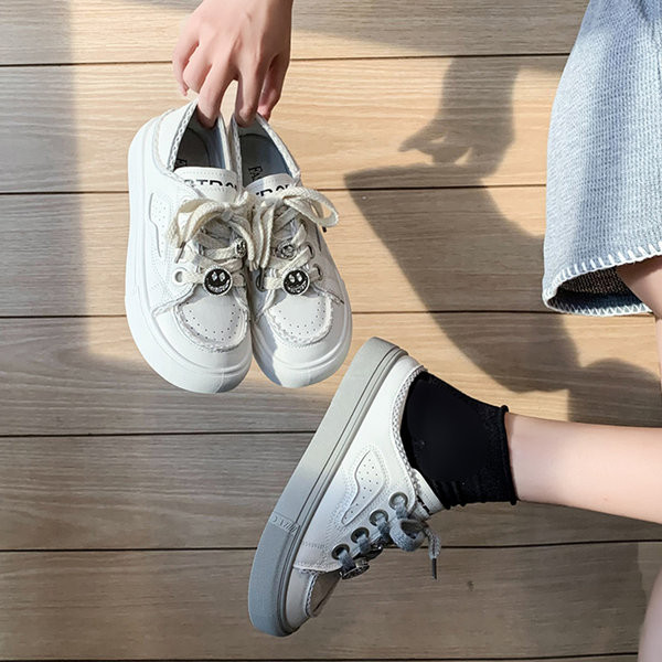 Moteriški sportbačiai lygiais padais ir detalėmis