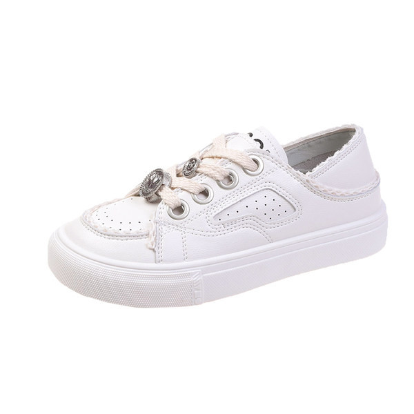 Moteriški sportbačiai lygiais padais ir detalėmis