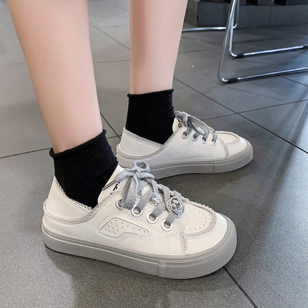 Moteriški sportbačiai lygiais padais ir detalėmis