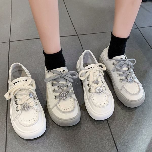 Moteriški sportbačiai lygiais padais ir detalėmis