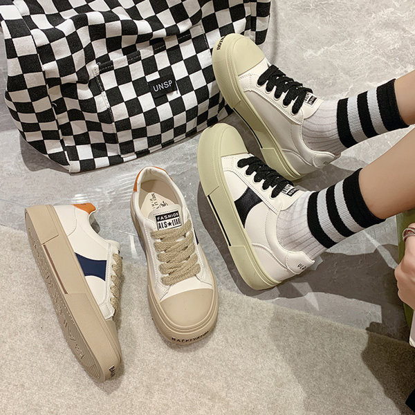 Bőr női tornacipő 4 cm magas talppal és fűzővel