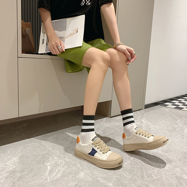 Bőr női tornacipő 4 cm magas talppal és fűzővel