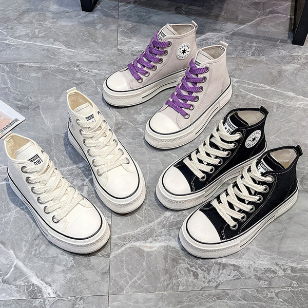 Moteriški laisvalaikio sportbačiai plokščiu padu su aplikacijomis