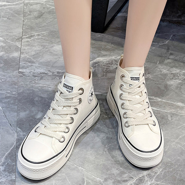 Moteriški laisvalaikio sportbačiai plokščiu padu su aplikacijomis