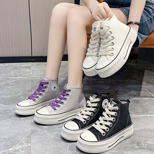 Moteriški laisvalaikio sportbačiai plokščiu padu su aplikacijomis