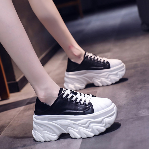 Moteriški laisvalaikio sportbačiai – su platforma