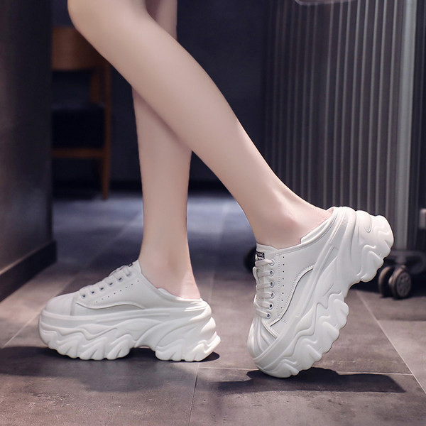 Moteriški laisvalaikio sportbačiai – su platforma