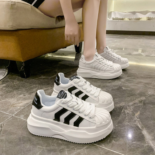 Paprasti sportbačiai iš eko odos ir raištelių