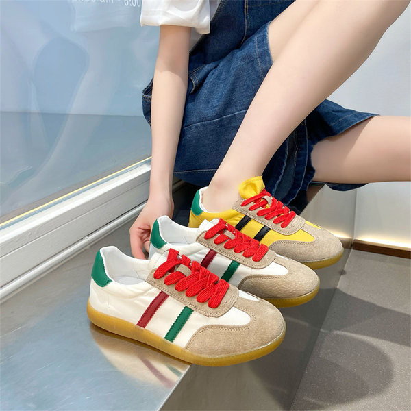 Naiste vabaaja tossud - lameda tallaga