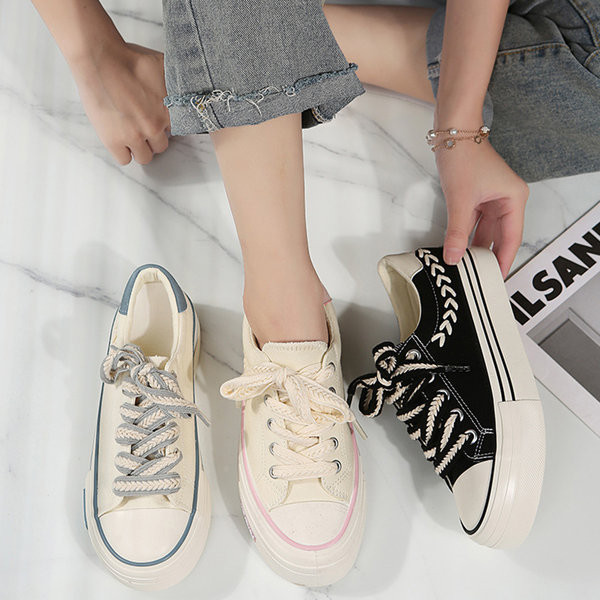 Nauji moteriški sportbačiai - su raišteliais