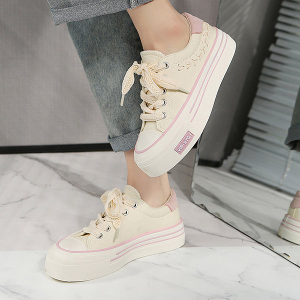 Nauji moteriški sportbačiai - su raišteliais