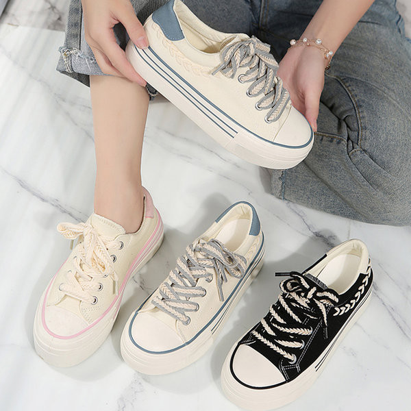 Nauji moteriški sportbačiai - su raišteliais