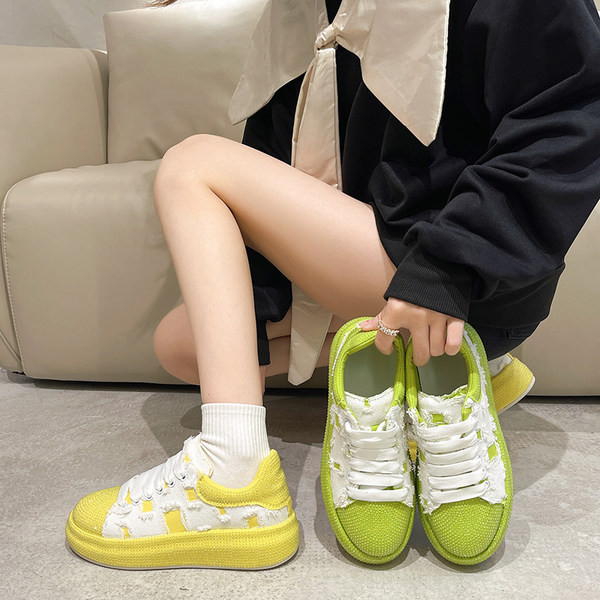 Modern női tornacipő lapos talppal - sárga és zöld színben