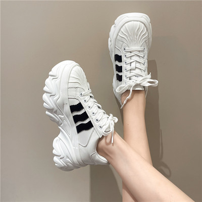 Naiste tossud paelte ja platvormiga