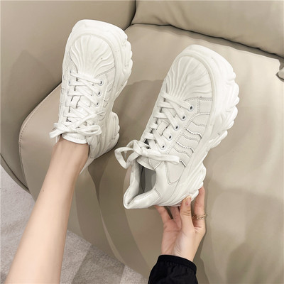 Naiste tossud paelte ja platvormiga