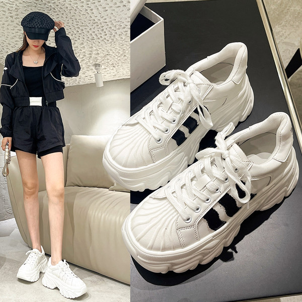 Naiste tossud paelte ja platvormiga