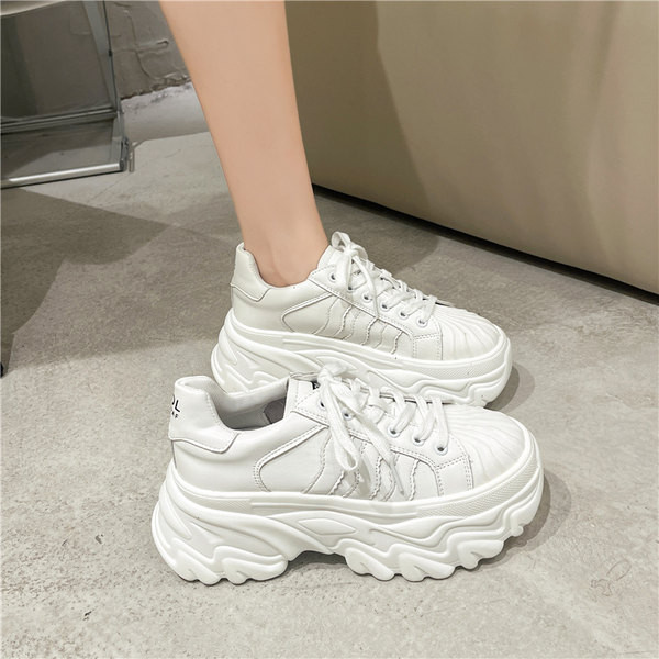 Naiste tossud paelte ja platvormiga