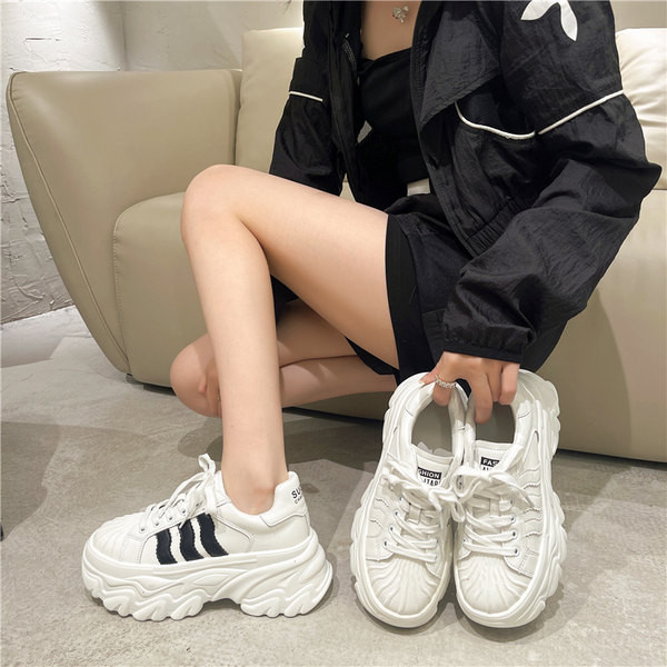 Naiste tossud paelte ja platvormiga