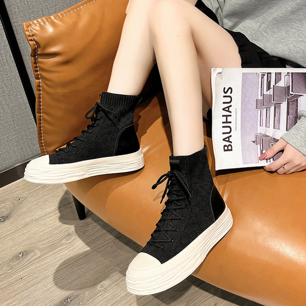 Moteriški aukšti tekstiliniai sportbačiai su 5 cm aukščio padu ir raišteliais