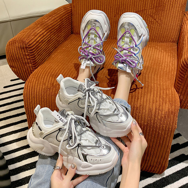 Nauji laisvalaikio moteriški sportbačiai su spalvingais dekoratyviniais raišteliais