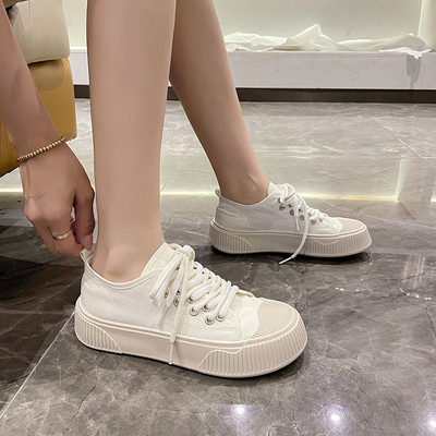 Színes fűzős női tornacipő letisztult modellje