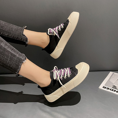 Színes fűzős női tornacipő letisztult modellje