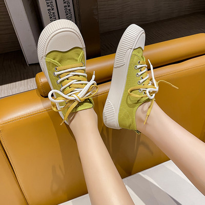 Színes fűzős női tornacipő letisztult modellje