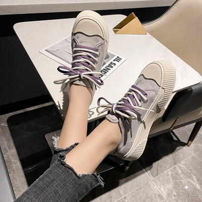 Színes fűzős női tornacipő letisztult modellje