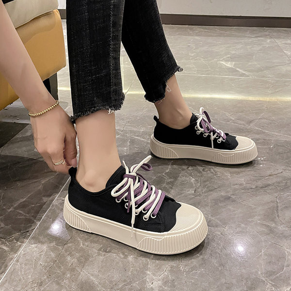 Színes fűzős női tornacipő letisztult modellje