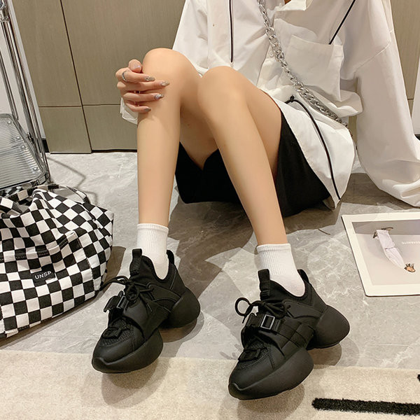 Paprasti moteriški sportbačiai baltos ir juodos spalvos