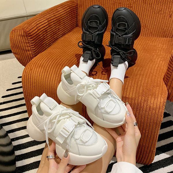 Paprasti moteriški sportbačiai baltos ir juodos spalvos