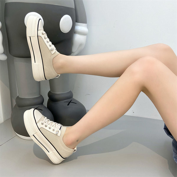 Moteriški sportbačiai – kasdieniai su tinkleliu