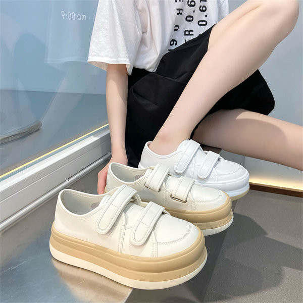 Modernūs moteriški sportbačiai iš eko odos su lipniais lopais ir aukštu padu