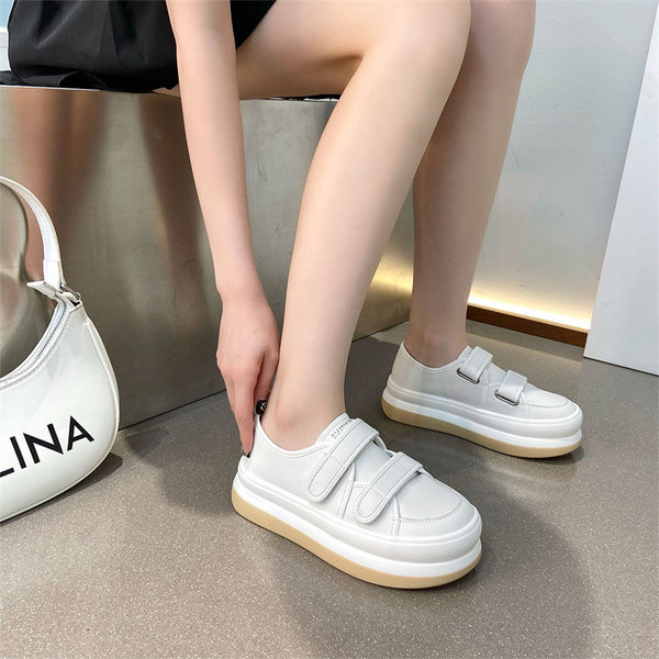 Modernūs moteriški sportbačiai iš eko odos su lipniais lopais ir aukštu padu