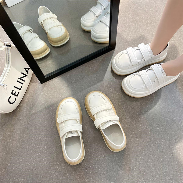 Modernūs moteriški sportbačiai iš eko odos su lipniais lopais ir aukštu padu