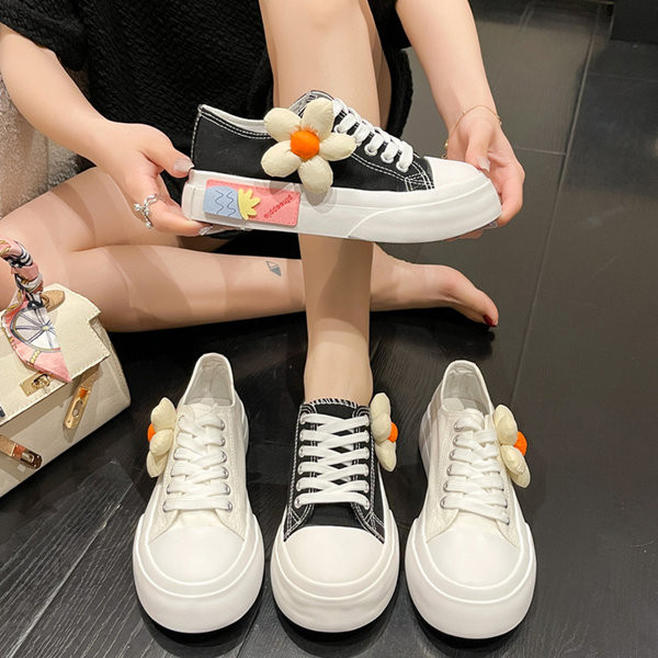 Įprasti moteriški sportbačiai su 3D elementu