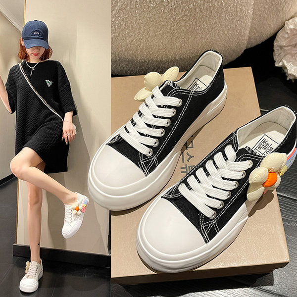 Įprasti moteriški sportbačiai su 3D elementu