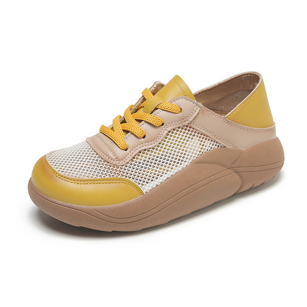 Įprasti moteriški kvėpuojantys sportbačiai grubiu padu