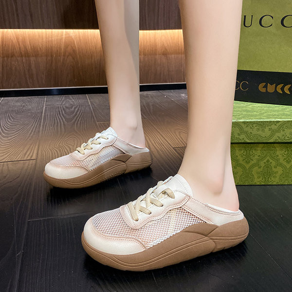 Įprasti moteriški kvėpuojantys sportbačiai grubiu padu