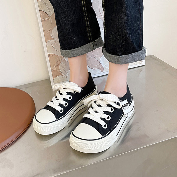 Moteriški sportbačiai dabartinis modelis su raišteliais