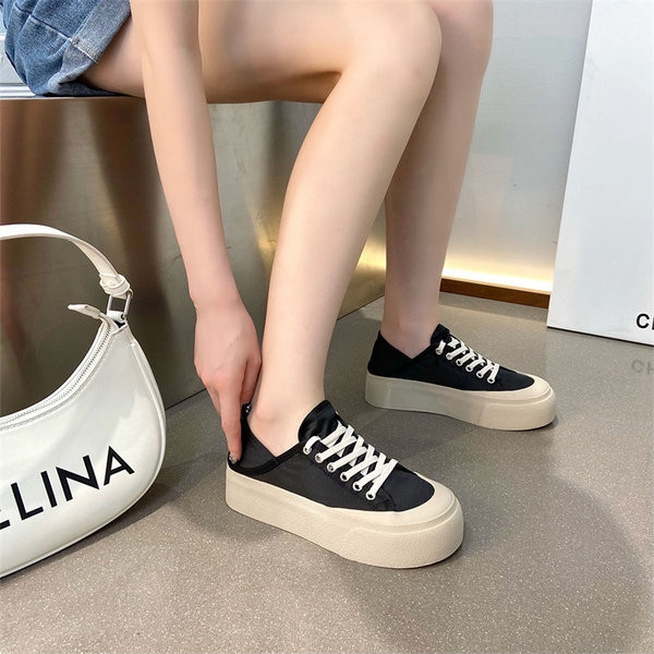 Naujo modelio moteriški apvalūs sportbačiai su raišteliais