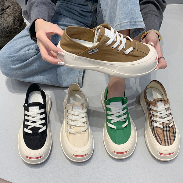 Kasdieniniam gyvenimui tinkami laisvalaikio moteriški tekstiliniai sportbačiai su 3 cm aukščio padu