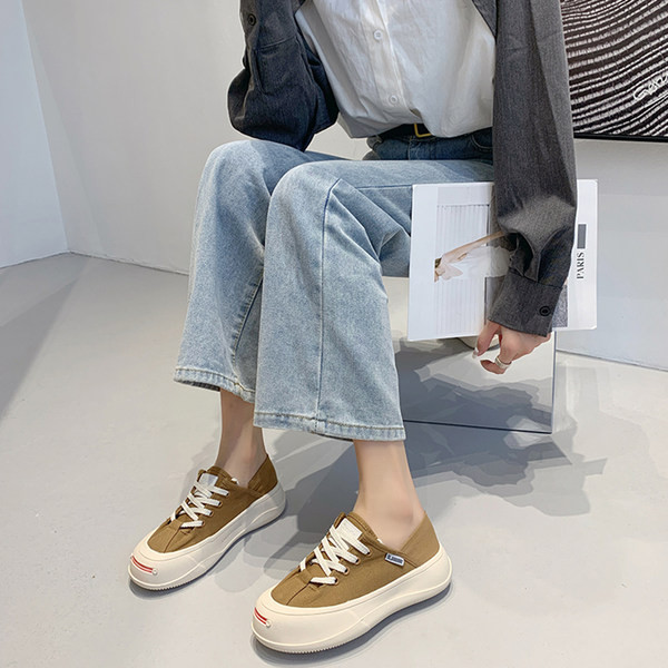 Kasdieniniam gyvenimui tinkami laisvalaikio moteriški tekstiliniai sportbačiai su 3 cm aukščio padu